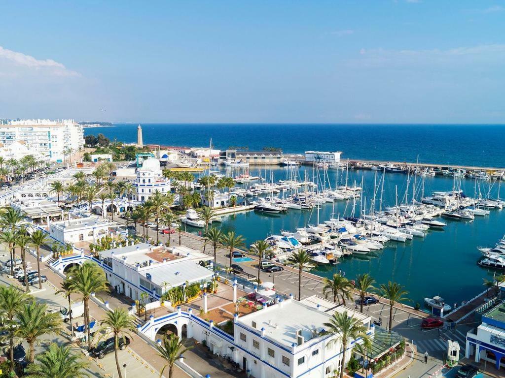 Urbanizacion Puerto Paraiso Estepona Bagian luar foto